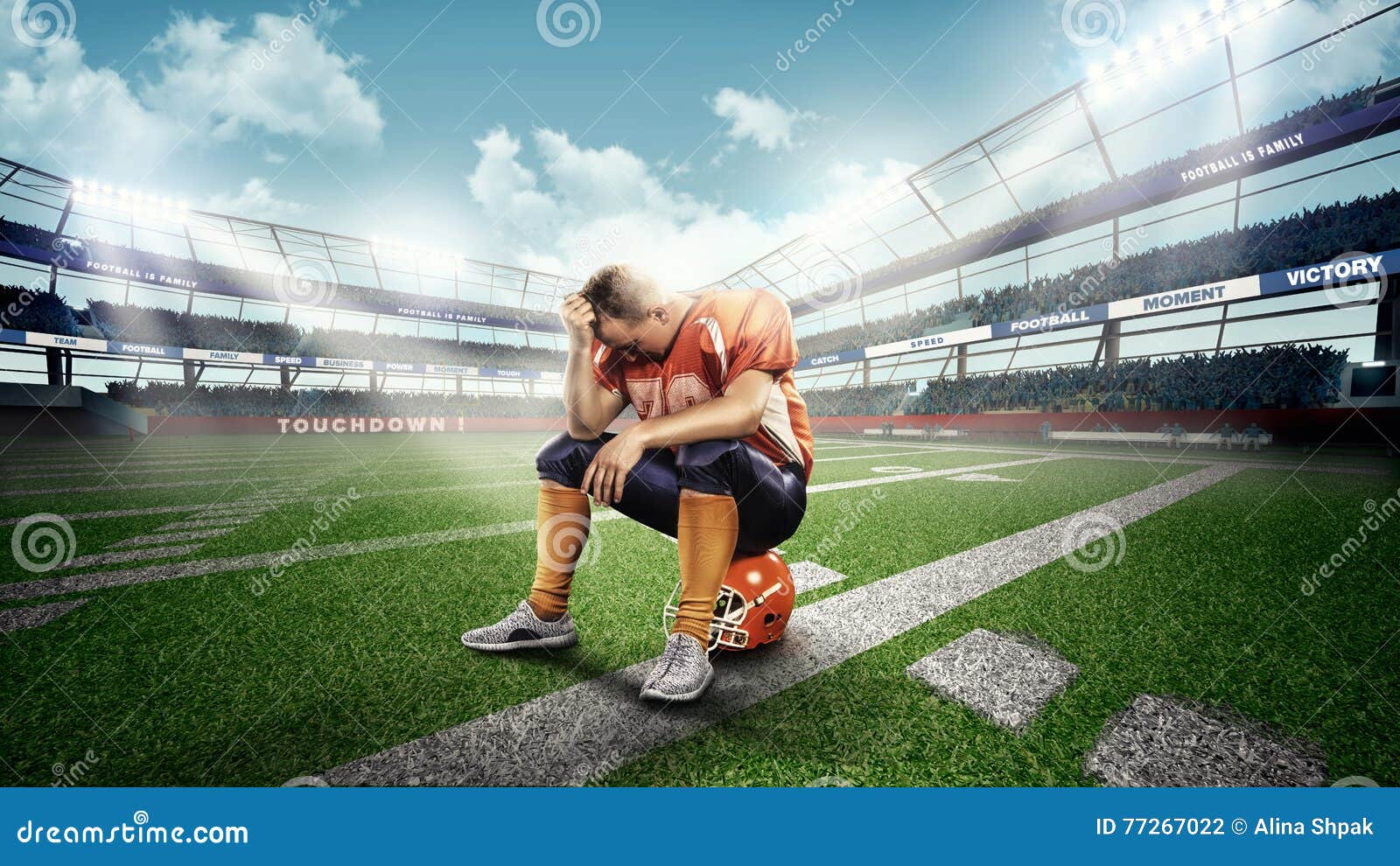 Jugador de fútbol americano que se sienta en casco en estadio. Jugador de fútbol americano profesional que se sienta en hierba verde del casco