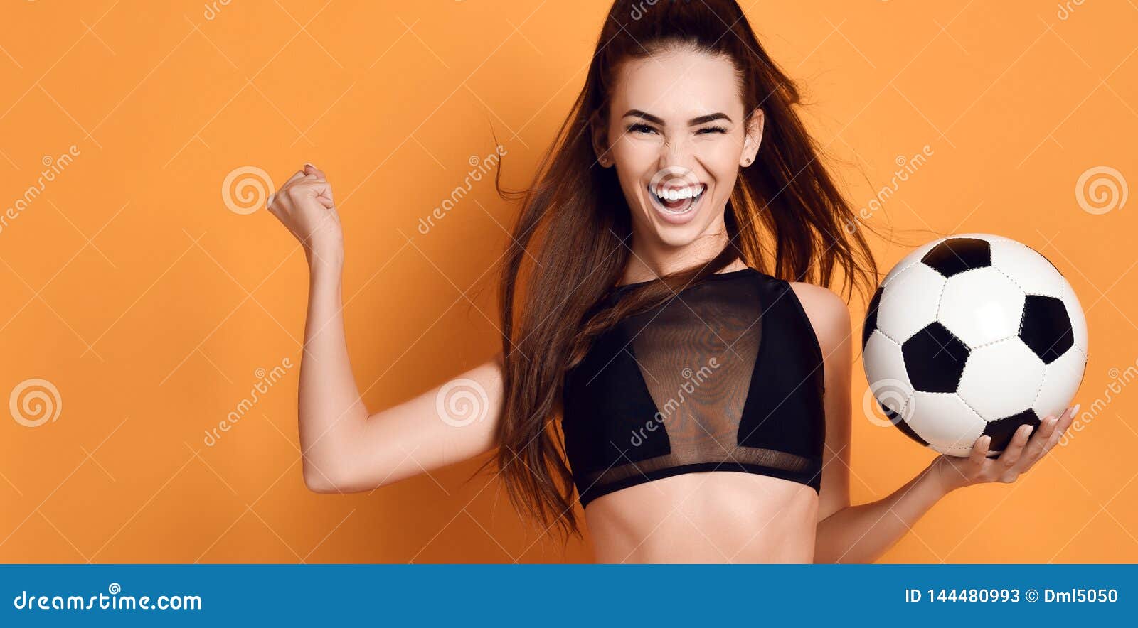 Jugador De La Mujer Del Deporte De La Fan En La Celebración Uniforme Negra  Del Balón De Fútbol Del Control Feliz Para Arriba Con Imagen de archivo -  Imagen de deporte, mujer: