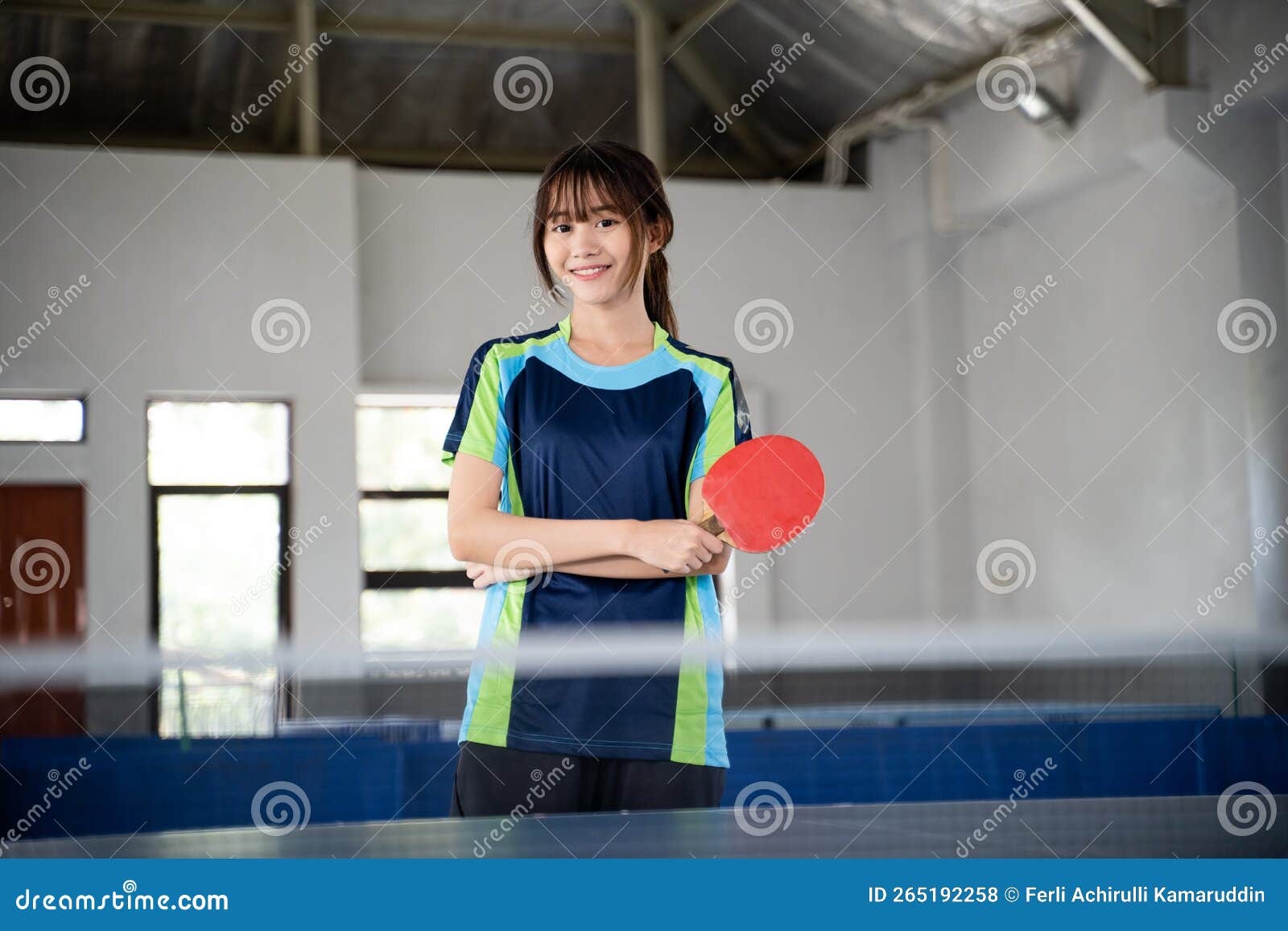Paleta de ping pong cruzada con pelota