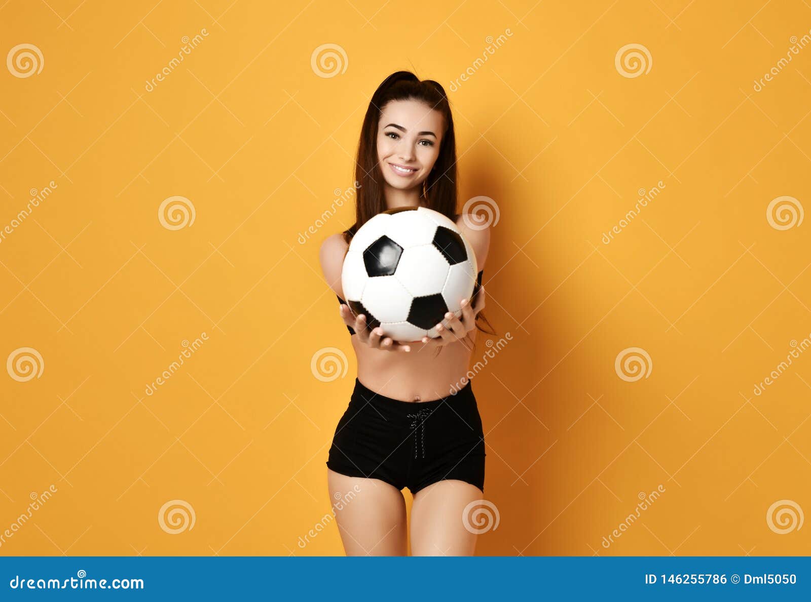 Jugador O Fan Delgado De La Mujer Del Deporte En Manos Uniformes Negras  Nosotros La Bola Y Las Sonrisas De Fútbol Como Ella Nos I Foto de archivo -  Imagen de bola,