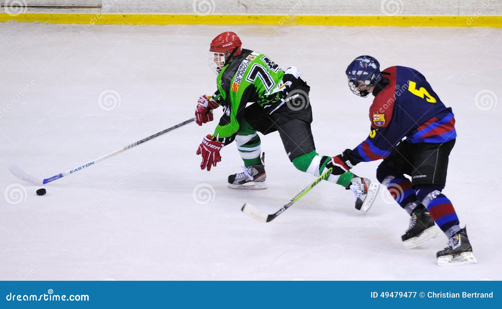 BARCELONA - 11 DE MAYO: Jugadores en la acción en el final del hockey sobre hielo del Copa del Rey (taza española) entre F C Barcelona y Jabac Terrassa combina el 11 de mayo de 2014 en Barcelona, España