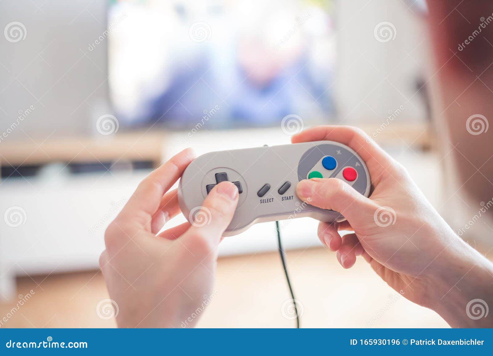 Jugar Videojuegos Retro En El Salon Cierre De Un Controlador De Juegos Vintage En Mano Foto De Archivo Imagen De Juguete Dispositivo 165930196