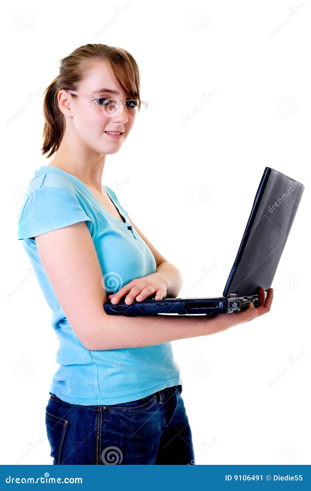 Jugendlich-Schulmädchen mit Laptop auf weißem Hintergrund