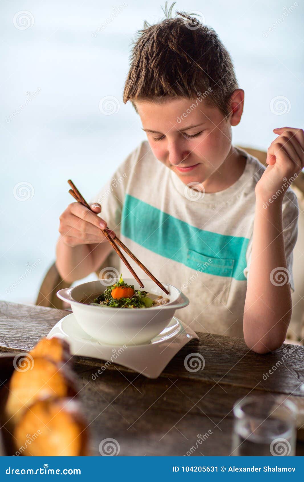 Jugendlicher Der Asiatisches Lebensmittel Isst Stockbild Bild Von Lacheln Mittagessen 104205631