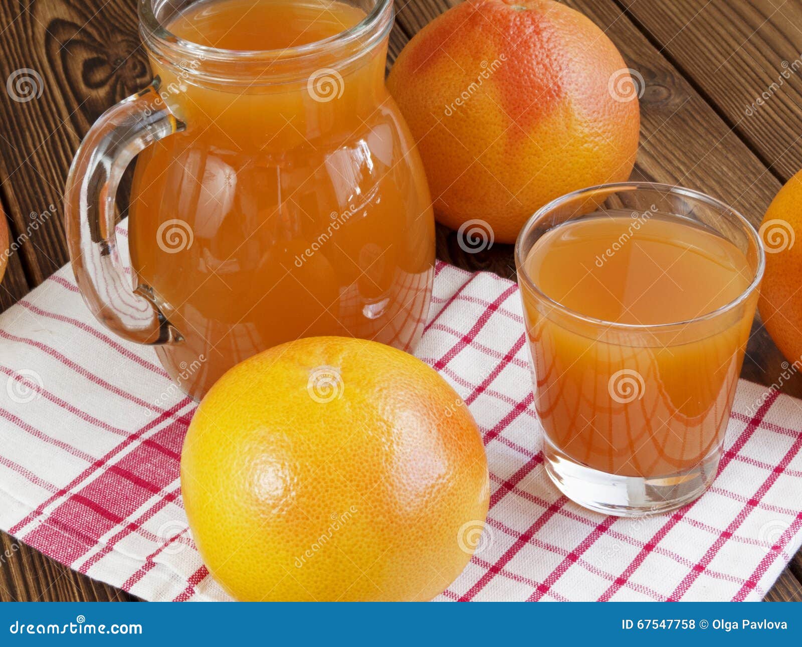 Jugo de pomelo en vidrio foto de archivo. Imagen de dieta 67547758