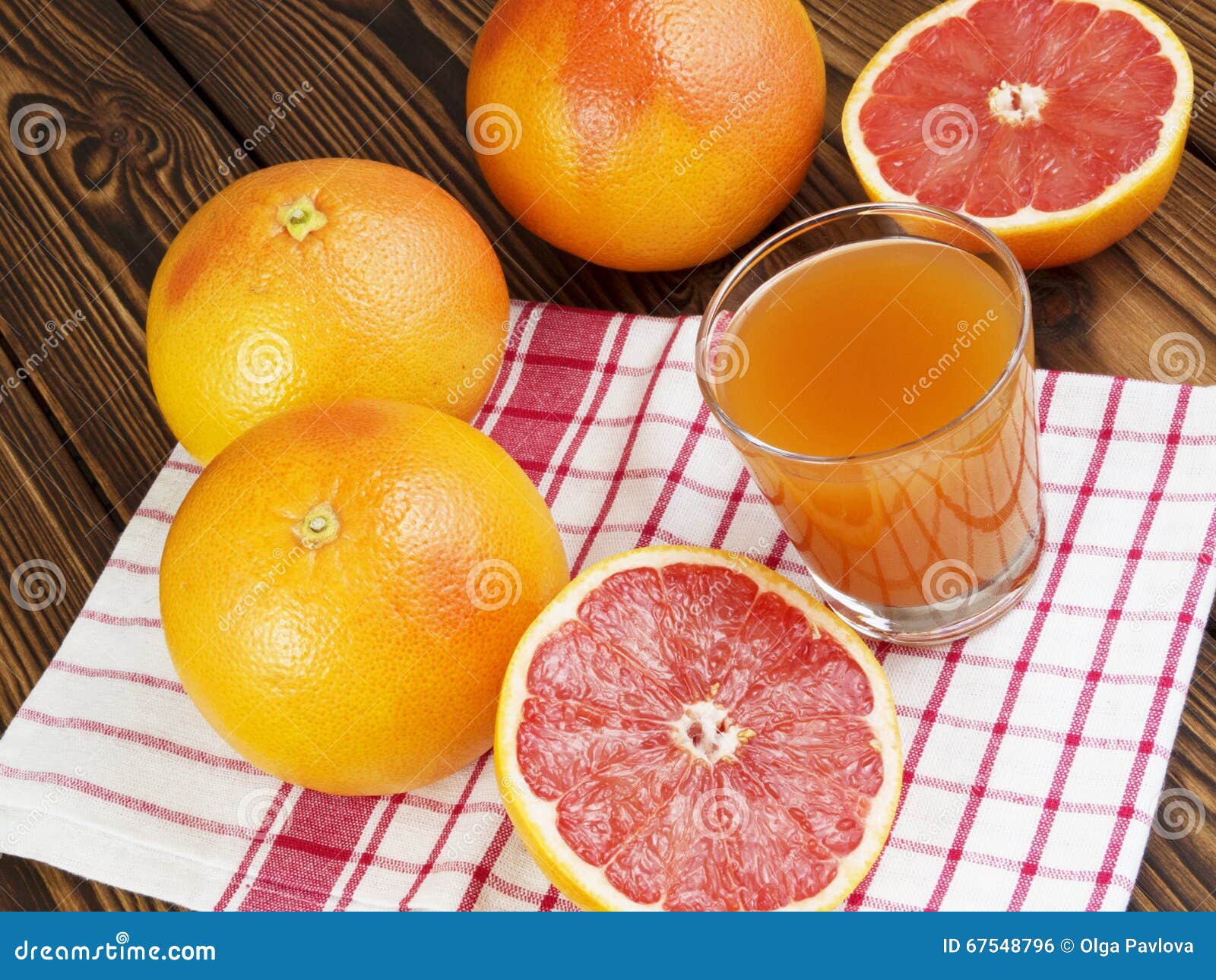 Jugo de pomelo en vidrio foto de archivo. Imagen de fresco 67548796