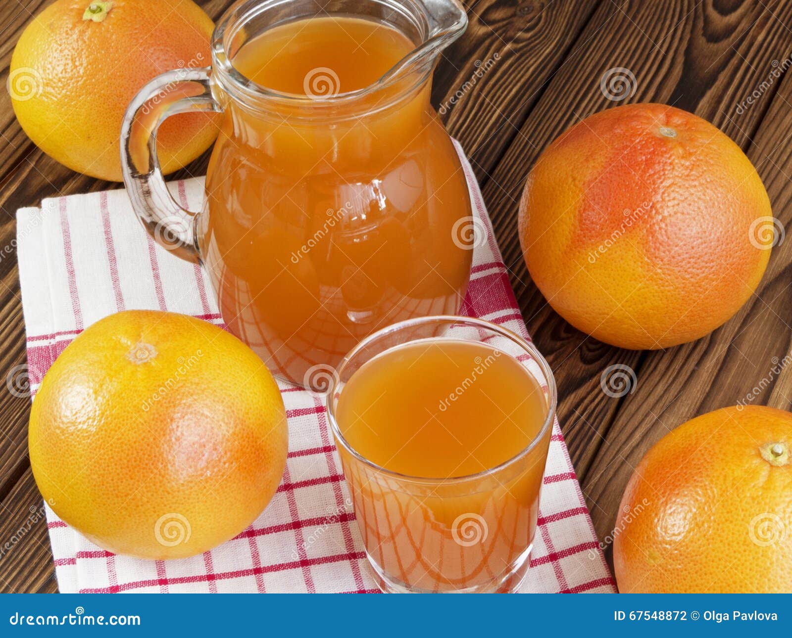 Jugo de pomelo en vidrio foto de archivo. Imagen de bebida 67548872