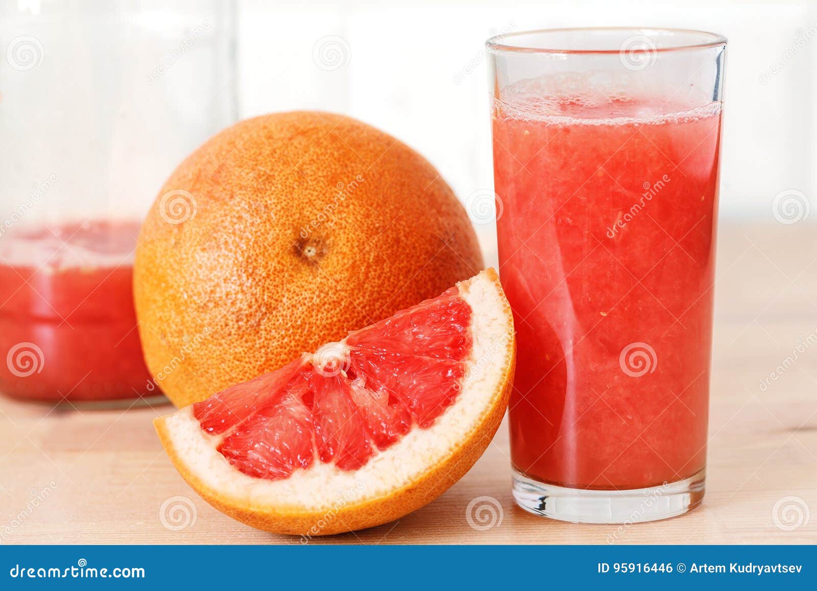 Jugo De Pomelo Recientemente Exprimido Foto de archivo Imagen de