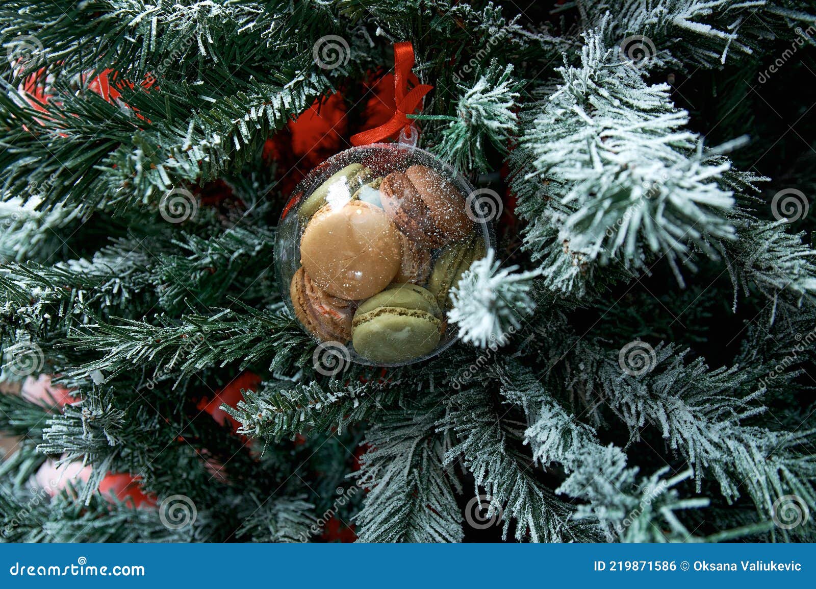 Juguete De árbol De Navidad. La Pelota Cuelga En El árbol. La Pelota Se  Llena De Makronos Foto de archivo - Imagen de caramelo, adornado: 219871586