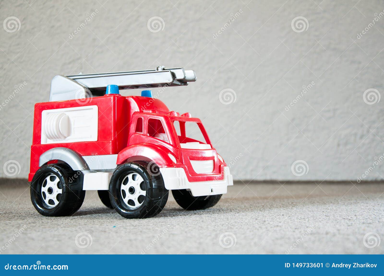 Juguete Del ` S De Los Ni?os Coche Rojo Coche De Bomberos Plástico Viejo Imagen de archivo - Imagen de juguete, rojo: 149733601