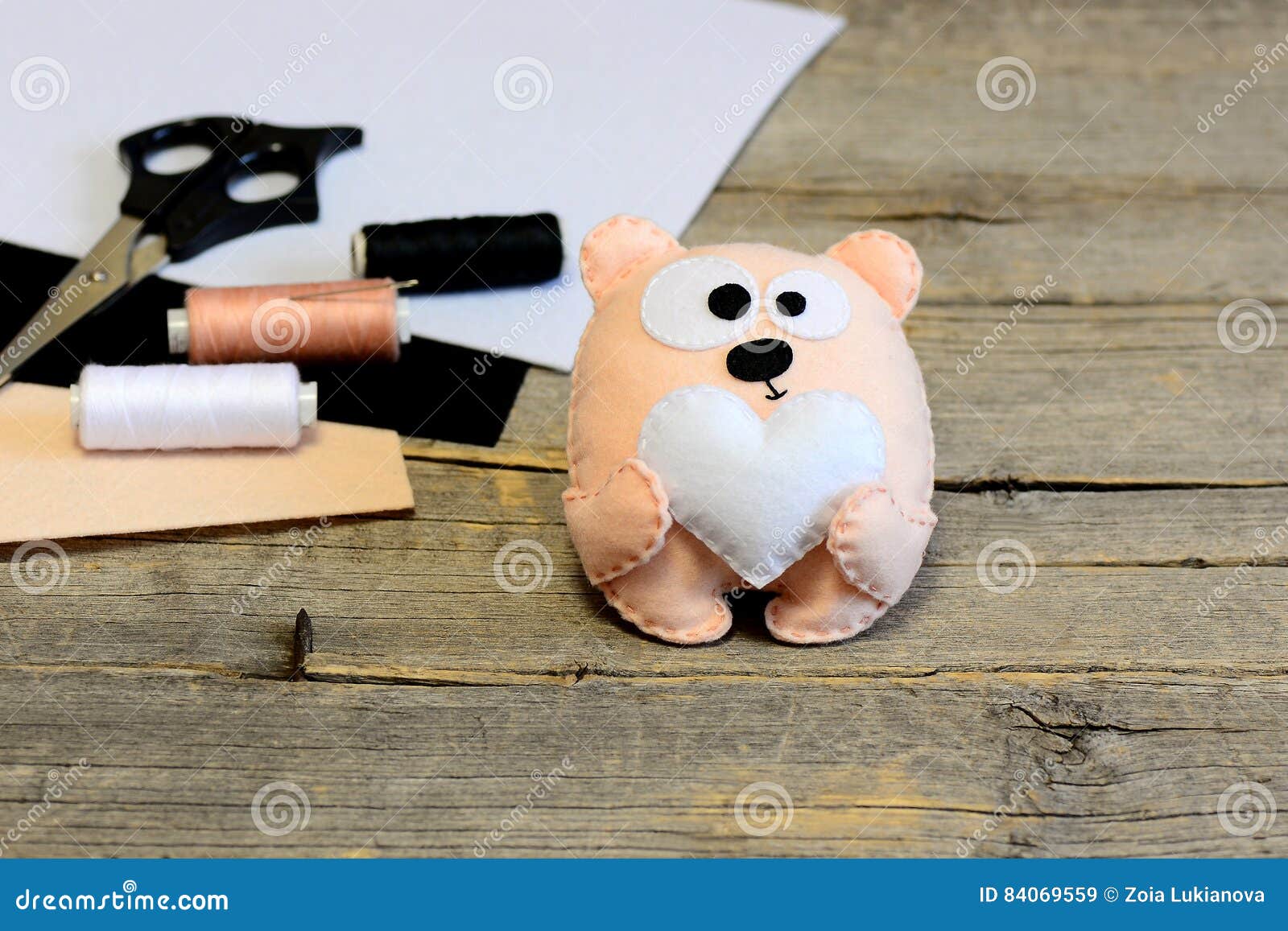 Juguete Relleno Lindo Del Oso De Peluche Oso De Peluche Con Un Corazón  Hecho Del Fieltro Materiales De La Artesanía En Fondo De M Imagen de  archivo - Imagen de suave, aprendizaje