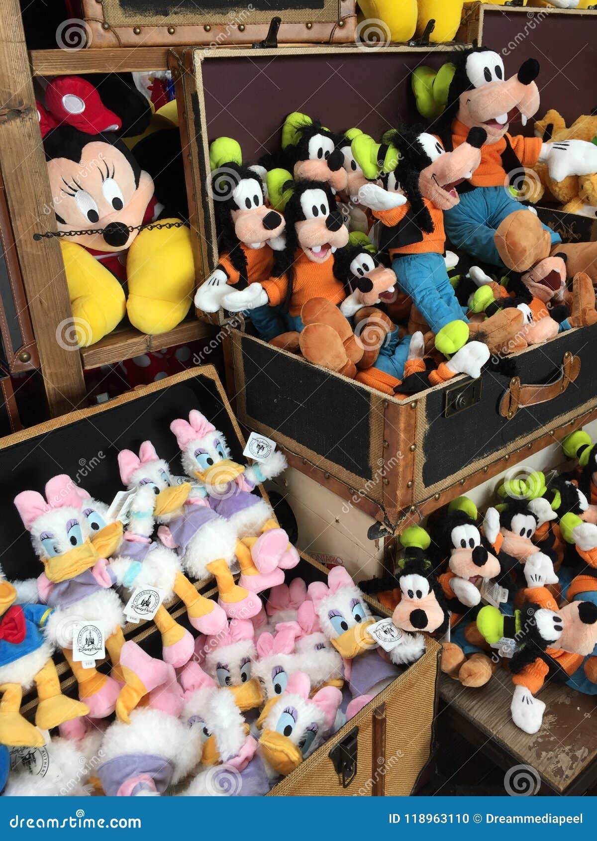 Juguetes De La Felpa Del Carácter De Disney En Venta En Una Tienda De Regalos En Las Primaveras De Disney En Orlando, La Florida Imagen editorial - Imagen de cter, resortes: 118963110