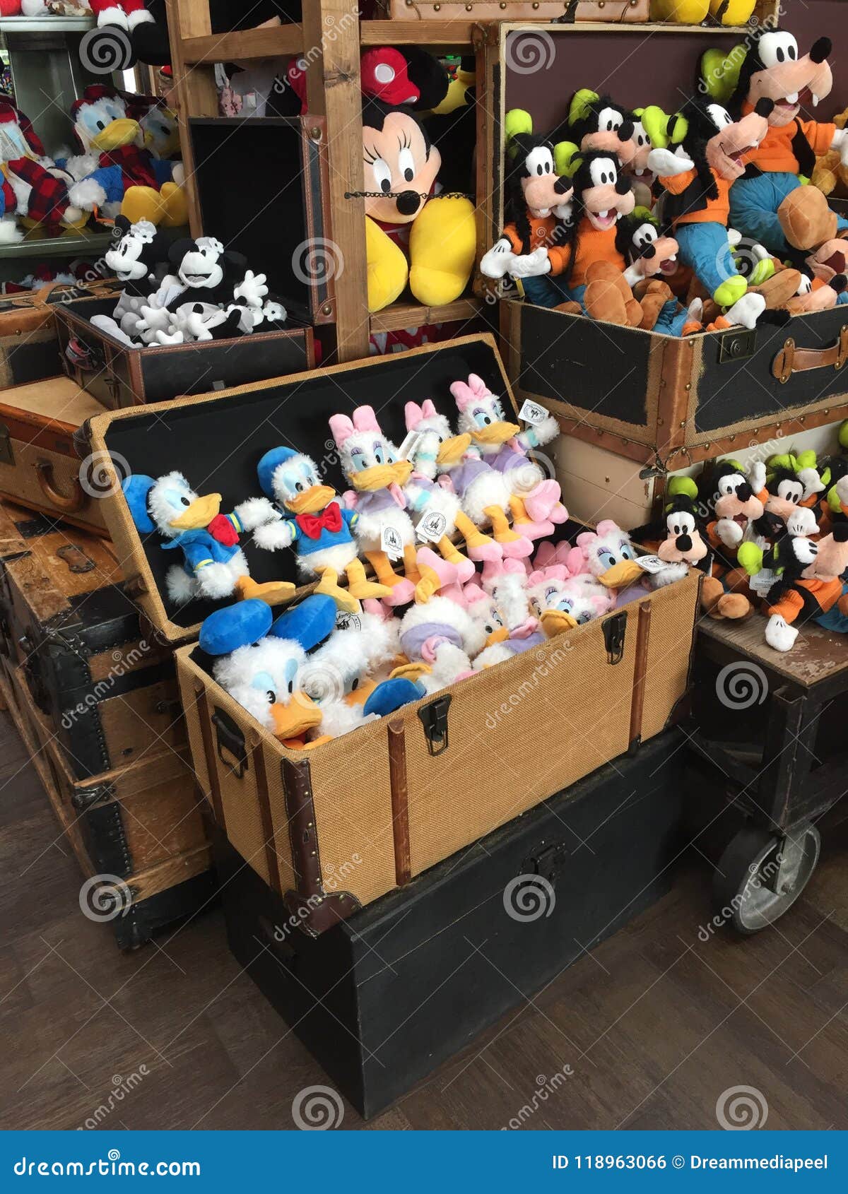 Juguetes De La Felpa De Disney En Venta En Una Tienda De Regalos De Las Primaveras De Disney En Orlando, FL Foto editorial - Imagen de departamento, orlando: 118963066