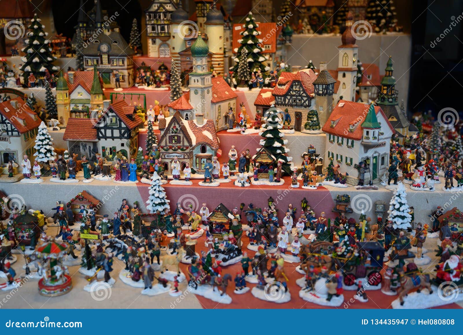 Juguetes De La Navidad, Regalos Para El Pueblo Joven Y Viejo, De La Navidad Con Las Casas Y La Gente Imagen de archivo - Imagen de joven, navidad: 134435947