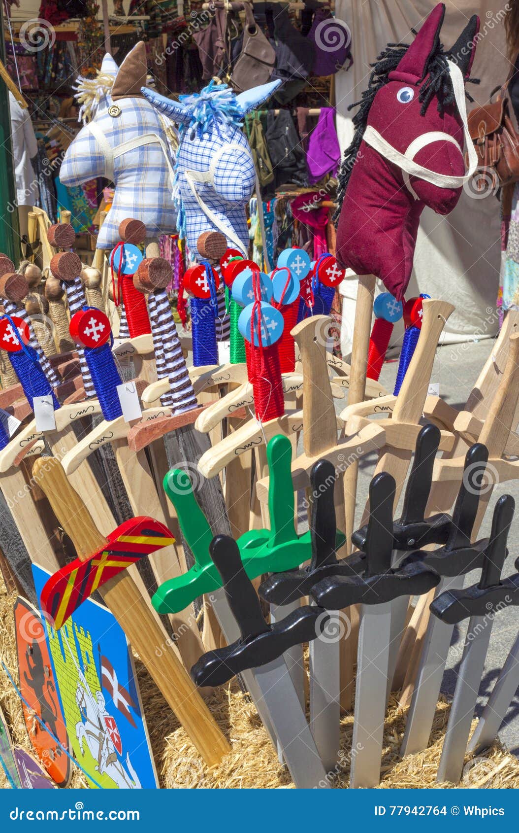 Juguetes De Madera Medievales Para Venta Foto de archivo - Imagen de espada, caballos: 77942764