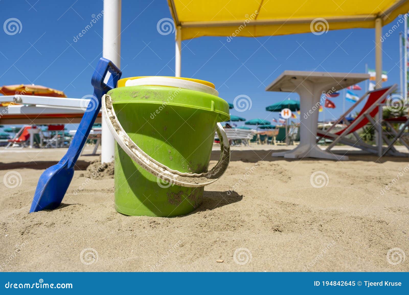 Juguetes De Playa Para Niños. Baldes Y Palas En Arena En Un Día Soleado Imagen de archivo - Imagen paleta, playa: 194842645