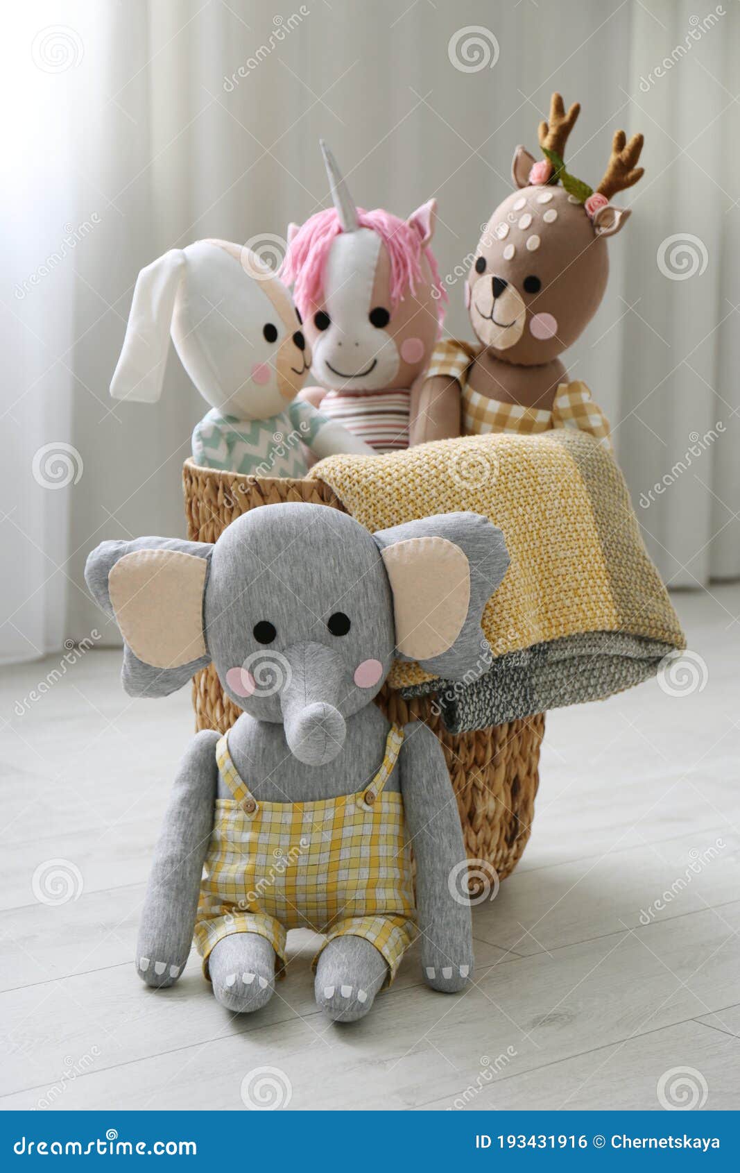 Juguetes Divertidos En Cesta. Decoración De La Habitación Infantil