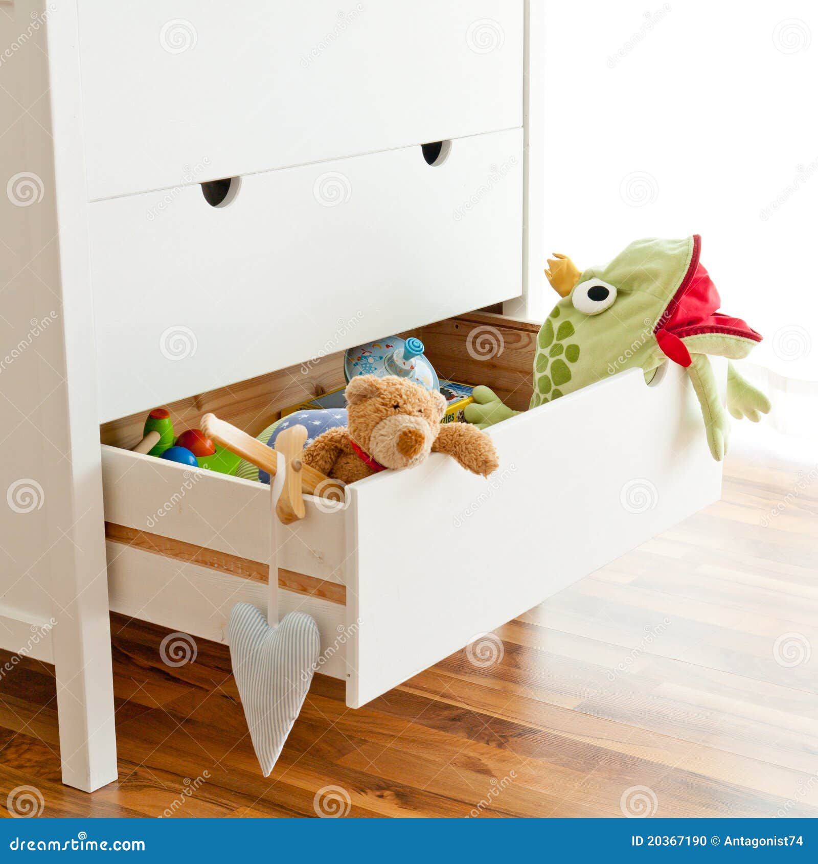 Juguetes en un cajón foto de archivo. Imagen de brillante 20367190