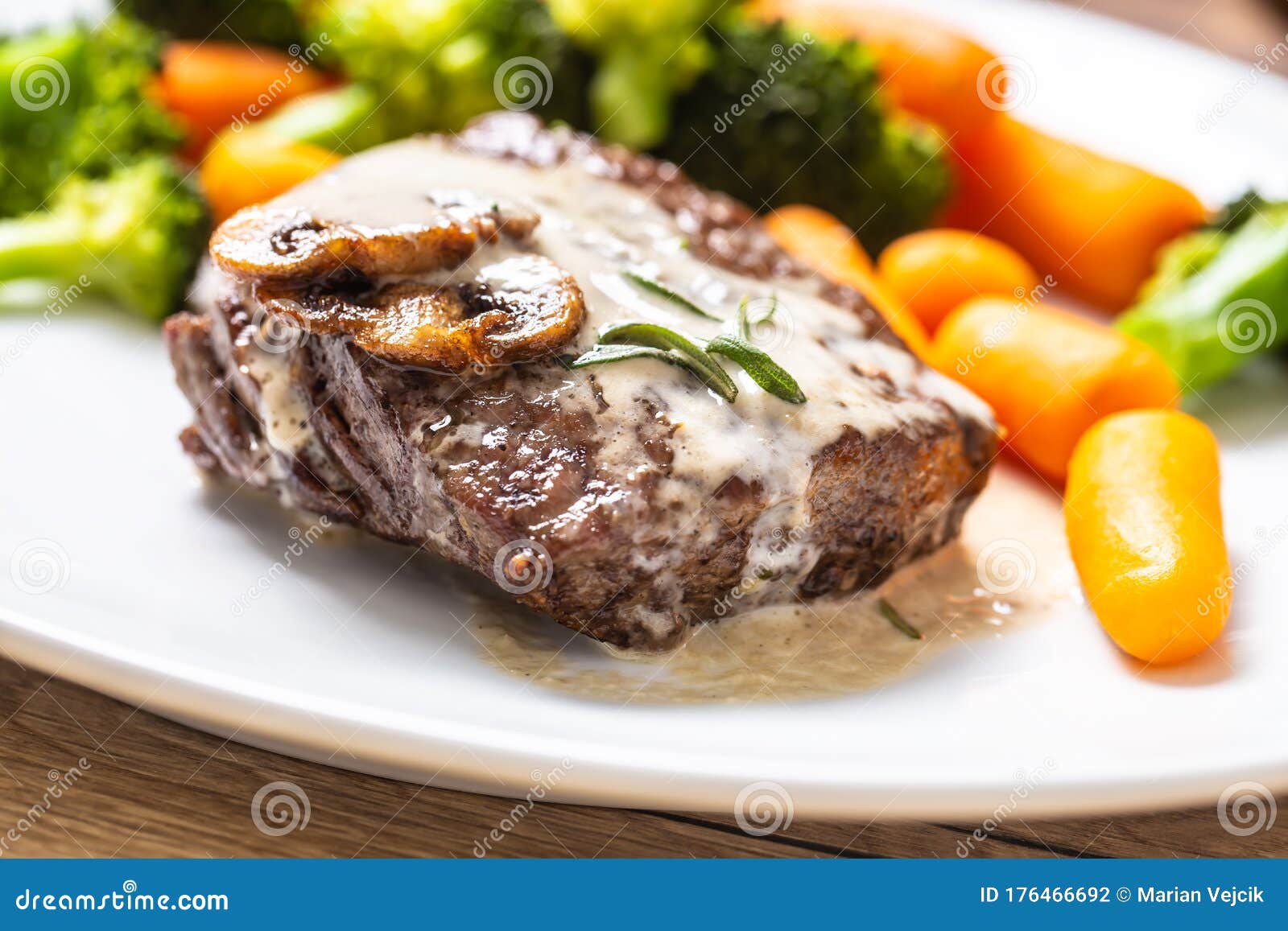 Ribeye Steak With Mushroom Gravy - Rib Eye Steak With Mushroom And Wild Blueberry Sauce Bonne Maman - In the same skillet, saute onion and mushrooms until tender.