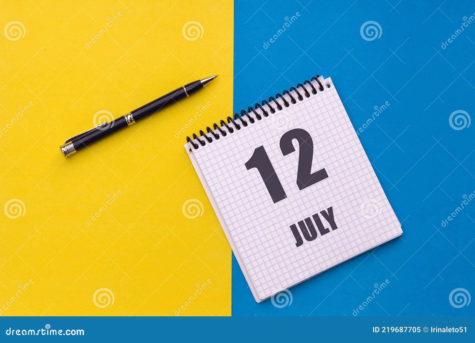 12 Juillet. Jour 12 Du Mois Date Du Calendrier. Bloc-notes Avec Une Spirale  Et Un Stylo Repose Sur Un Fond Bleu Jaune Image stock - Image du mois,  disposition: 219687705