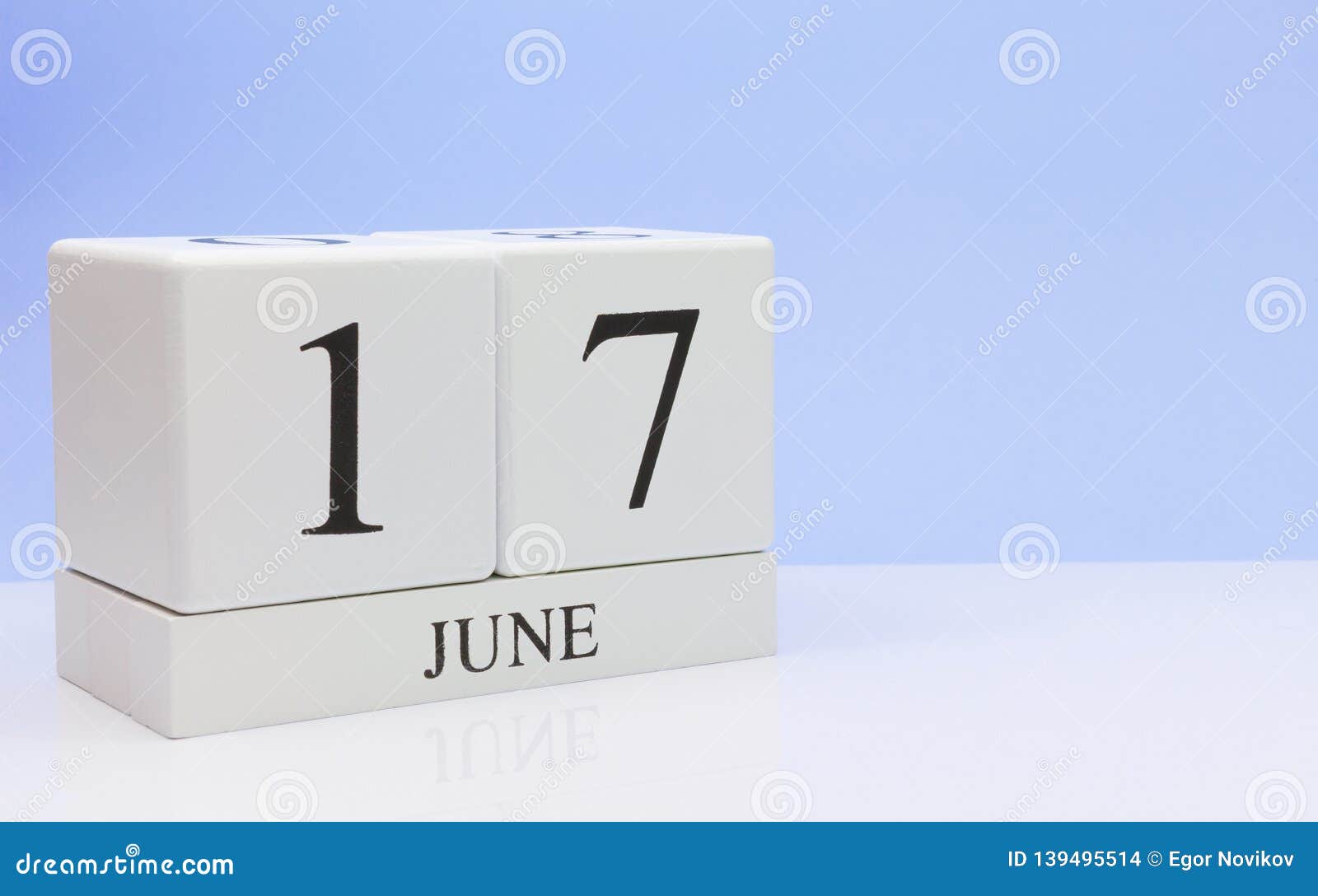 17 Juin Jour 17 Du Mois, Calendrier Quotidien Sur La Table Blanche Avec La Réflexion, Avec Le Fond Bleu-clair Heure D'été, L'espa Photo stock - Image du août, fond: 139495514