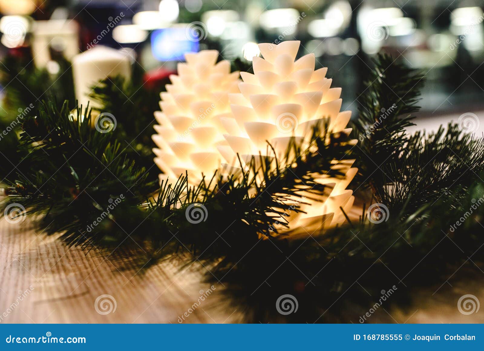 Juldekoration, Lampa I Form Av Tallkon Fotografering för Bildbyråer - Bild  av beröm, lantligt: 168785555
