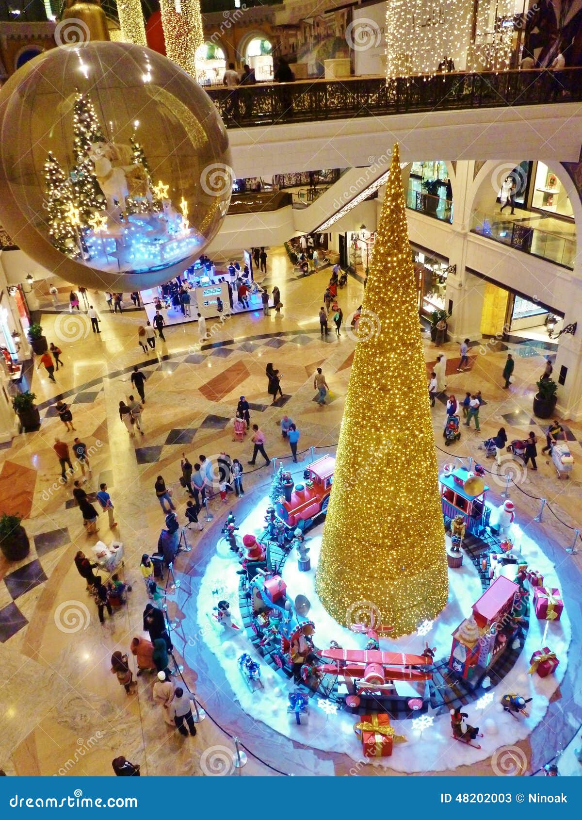 dubai julgran Julgran I Emiratgallerian Dubai Redaktionell Arkivfoto   Bild av 