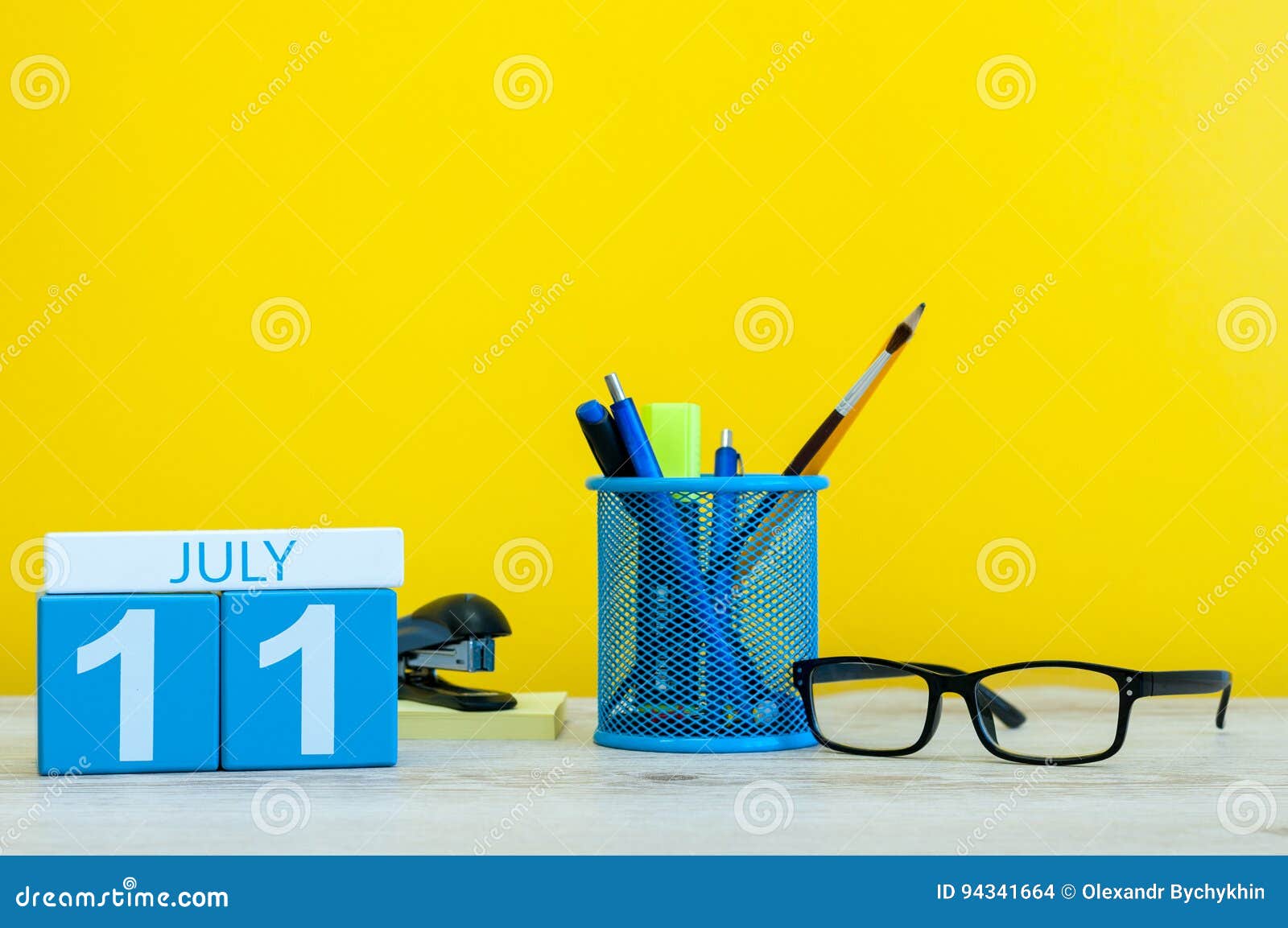 11. Juli Bild vom 11. Juli, Kalender auf gelbem Hintergrund mit Büroartikel Junge Erwachsene Mit leerem Raum für Text