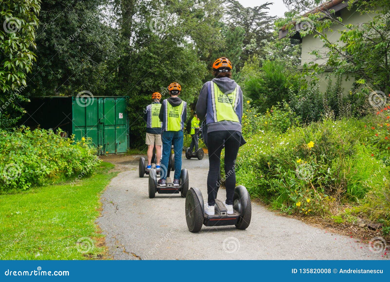 Juli 20, 2018 San Francisco/CA/USA - turister som tar en Segway, turnerar till och med Golden Gate Park