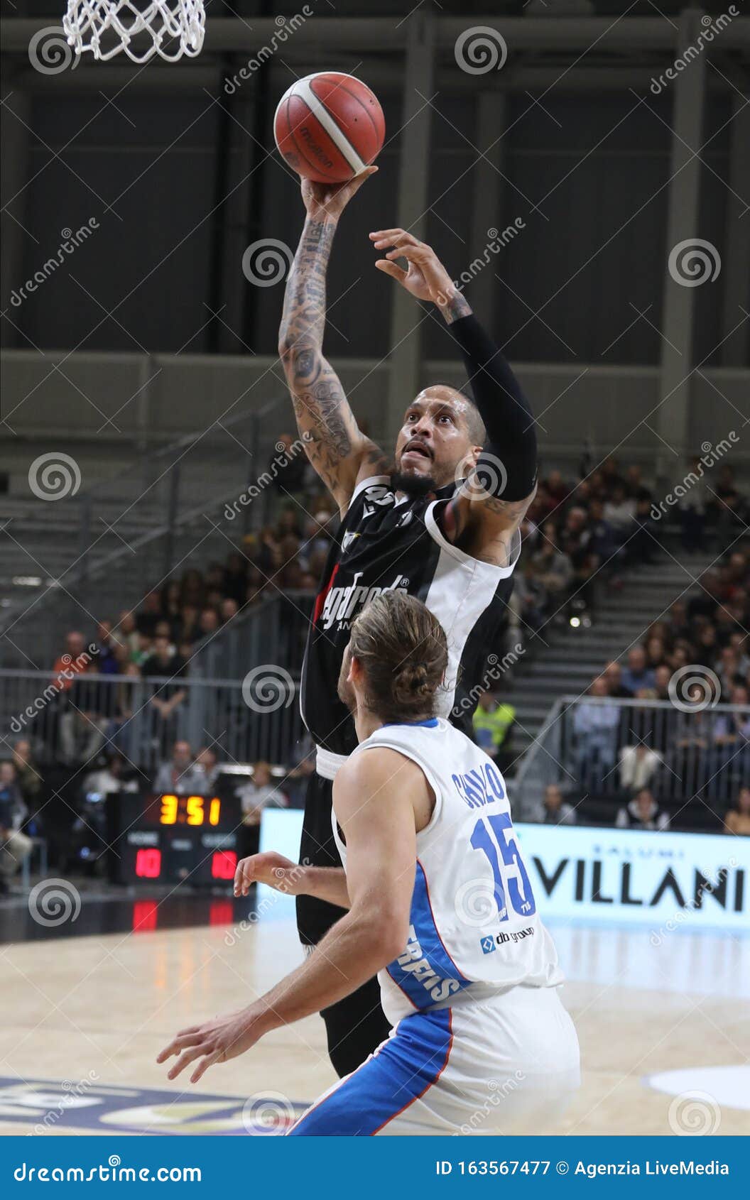 Basquete Italiano Um Campeonato Sério Segafredo Virtus Bologna Vs De Longhi  Treviso Basket Fotografia Editorial - Imagem de timeout, bolonha: 163567487