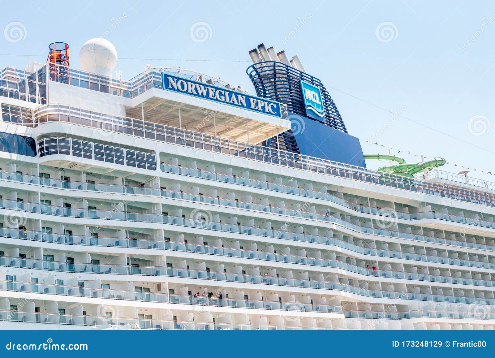 cruise ships in barcelona port