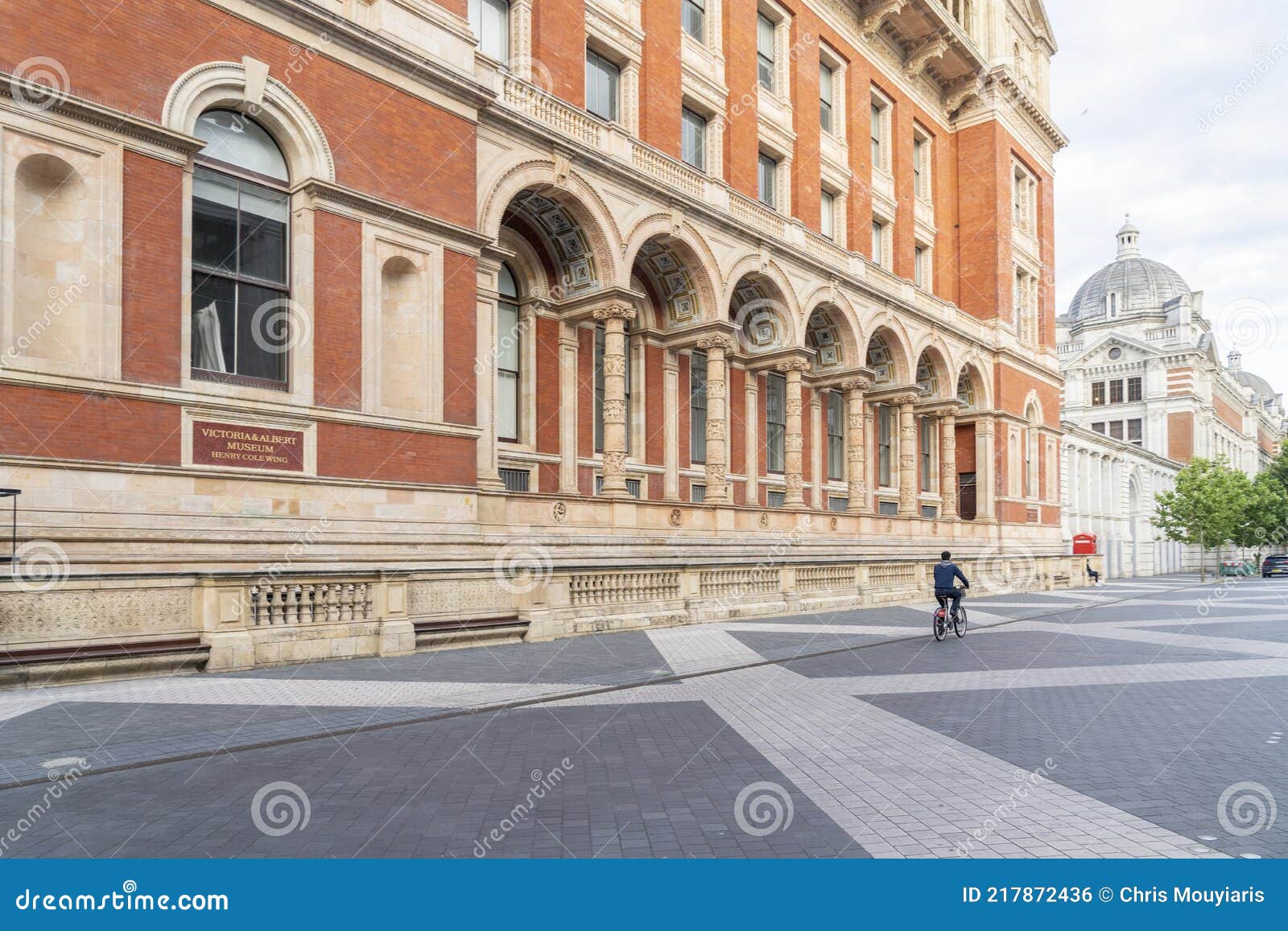 Victoria and Albert Museum in London City Centre - Tours and