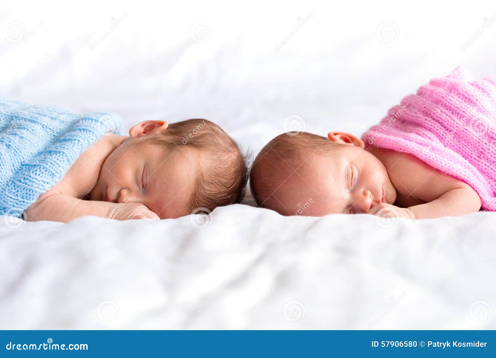Jumeaux De Bebe Garcon Et De Fille Dans Le Lit Photo Stock Image Du Pose Soin