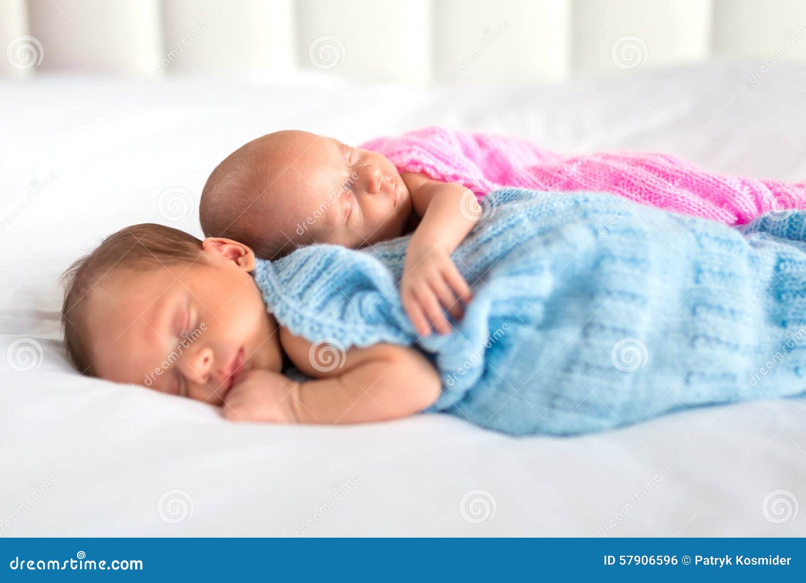 Jumeaux De Bebe Garcon Et De Fille Dans Le Lit Photo Stock Image Du Porte Verticale