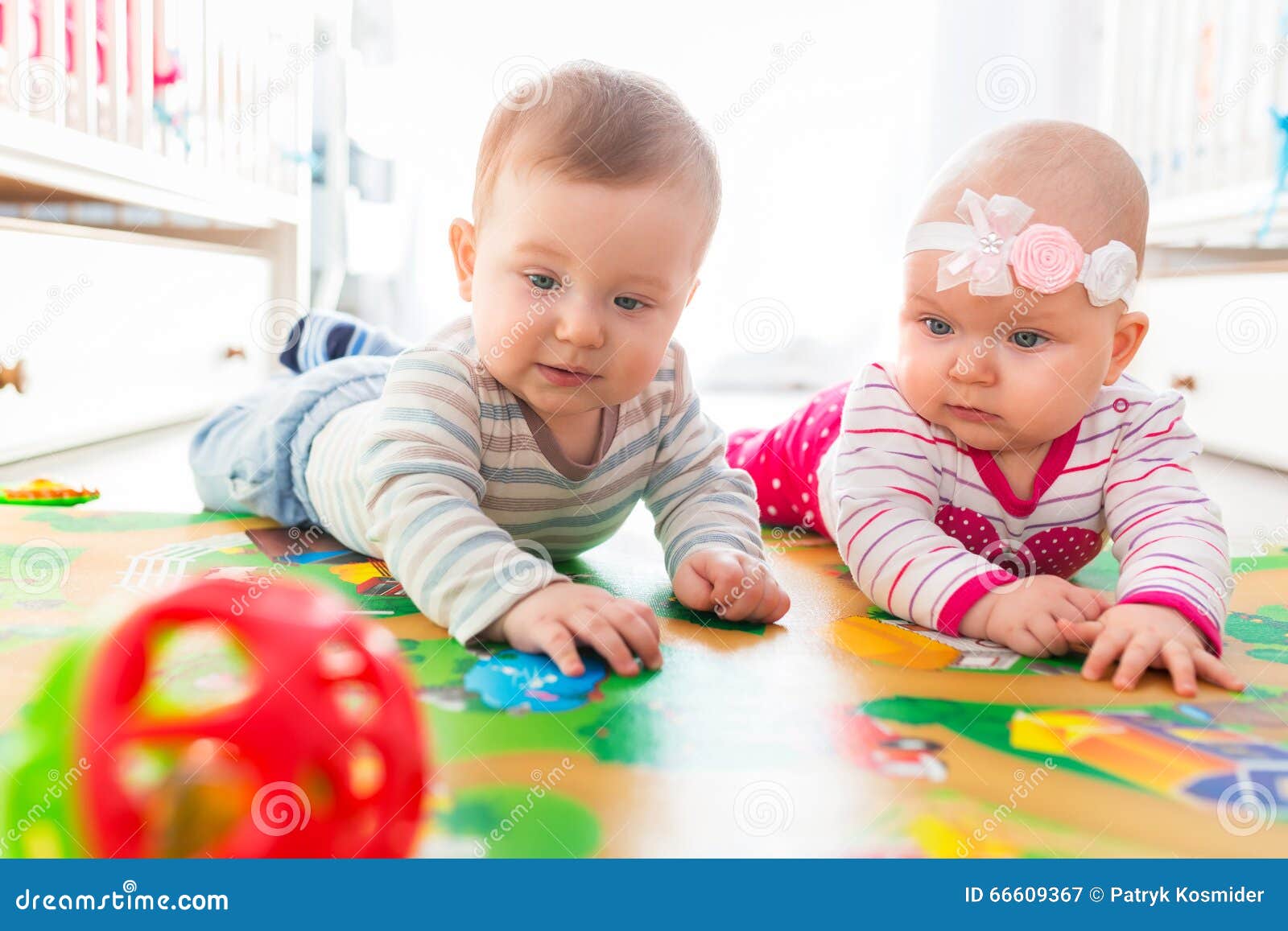 Jumeaux De Bebe Garcon Et De Fille Jouant Avec La Boule Image Stock Image Du Enfant Sain