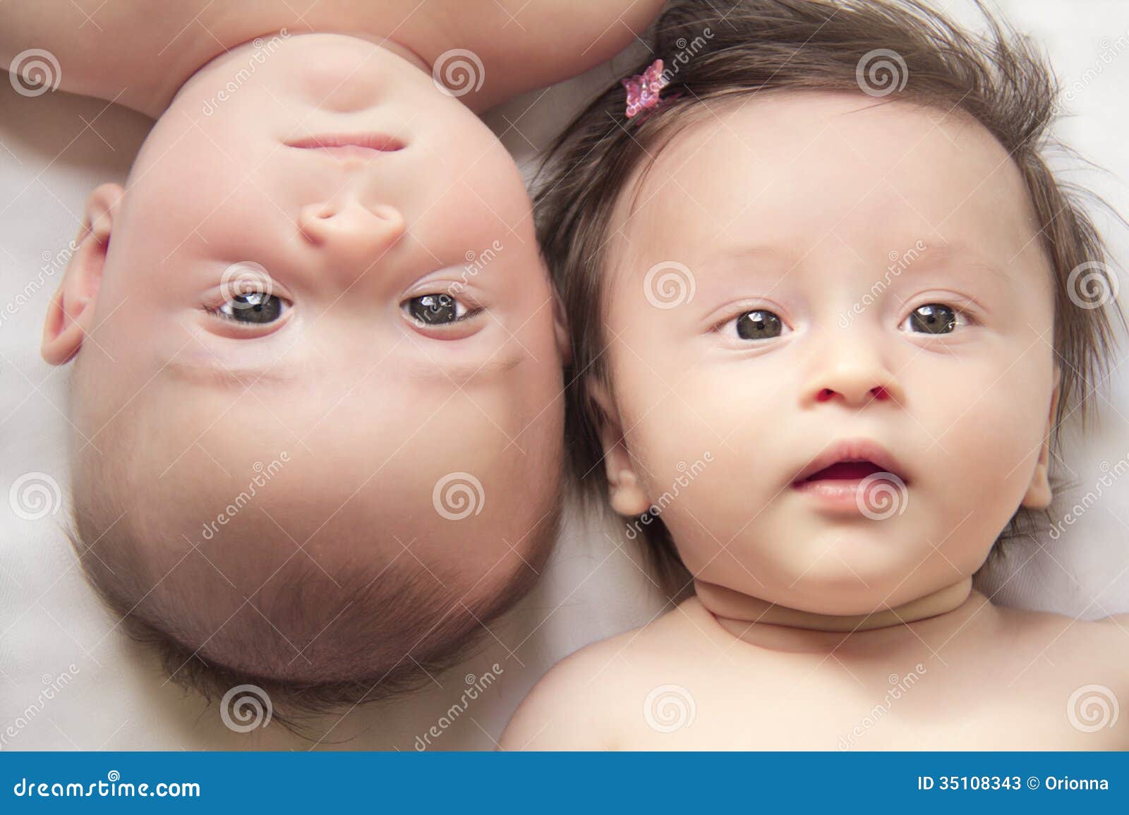 Jumeaux Mignons Un Garcon Et Une Fille Image Stock Image Du Sante Enfance