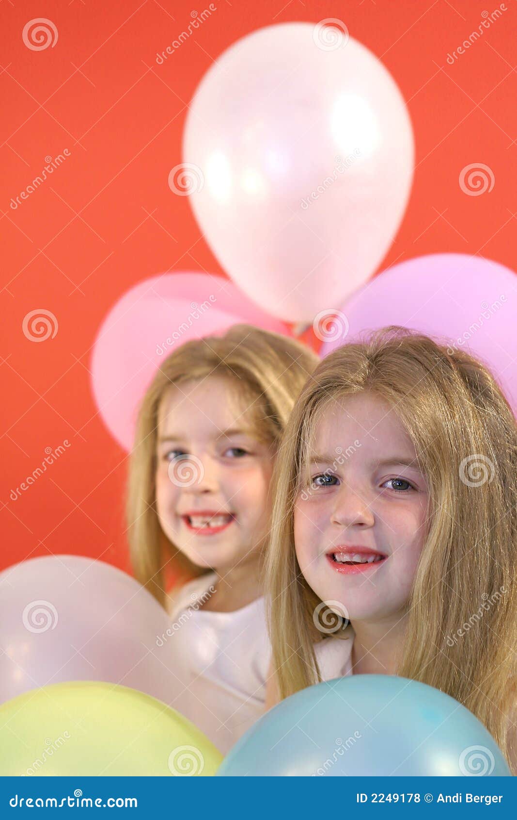 Jumelle Des Ballons De Joyeux Anniversaire Photo Stock Image Du Gosse Adolescente Jumelle Des Ballons De Joyeux Anniversaire Photo Stock Image Du Gosse Adolescente