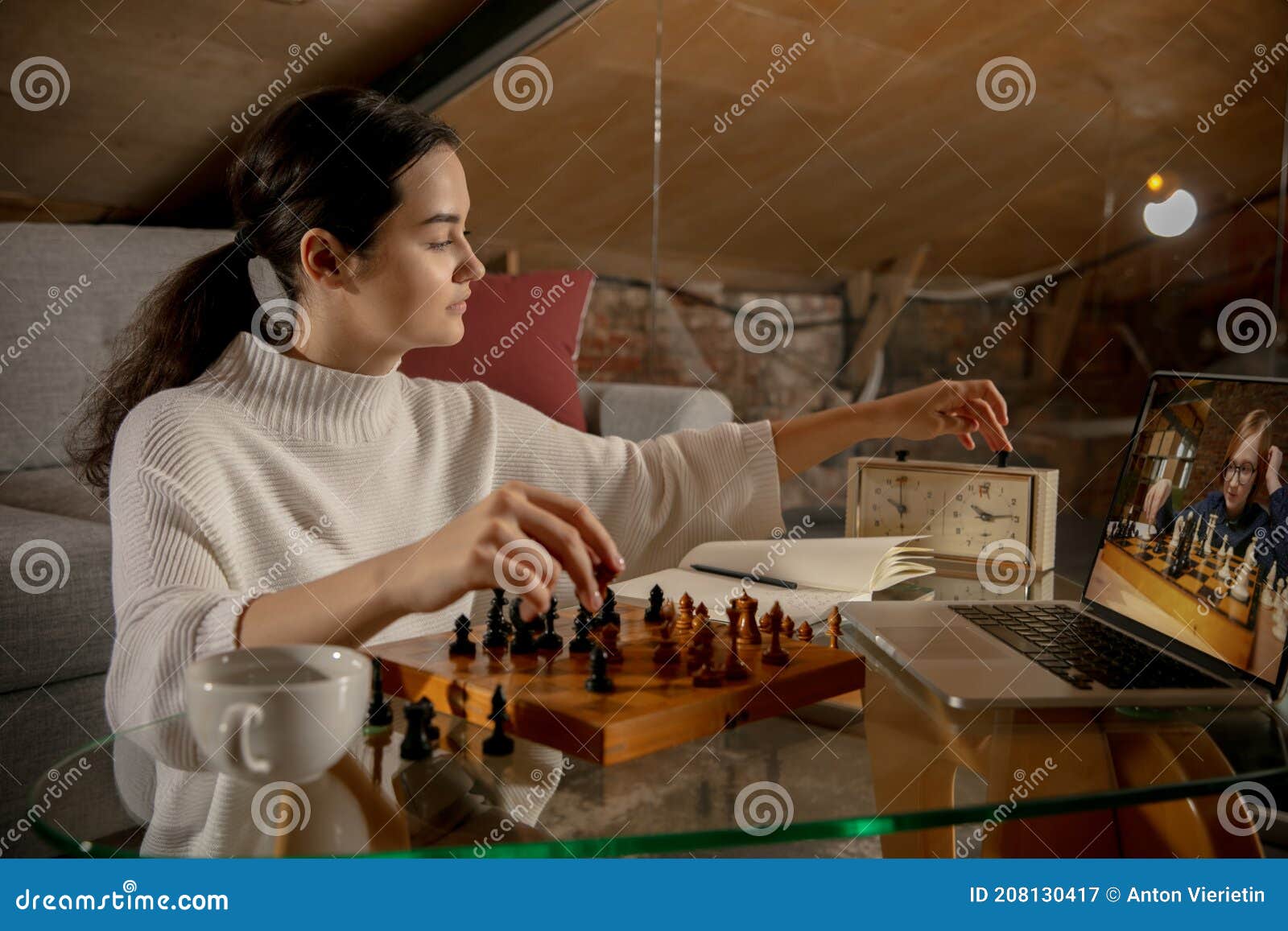Jung Schönes Mädchen, Das Zu Hause Sitzt Und Online Schach Mit Freund Spielt