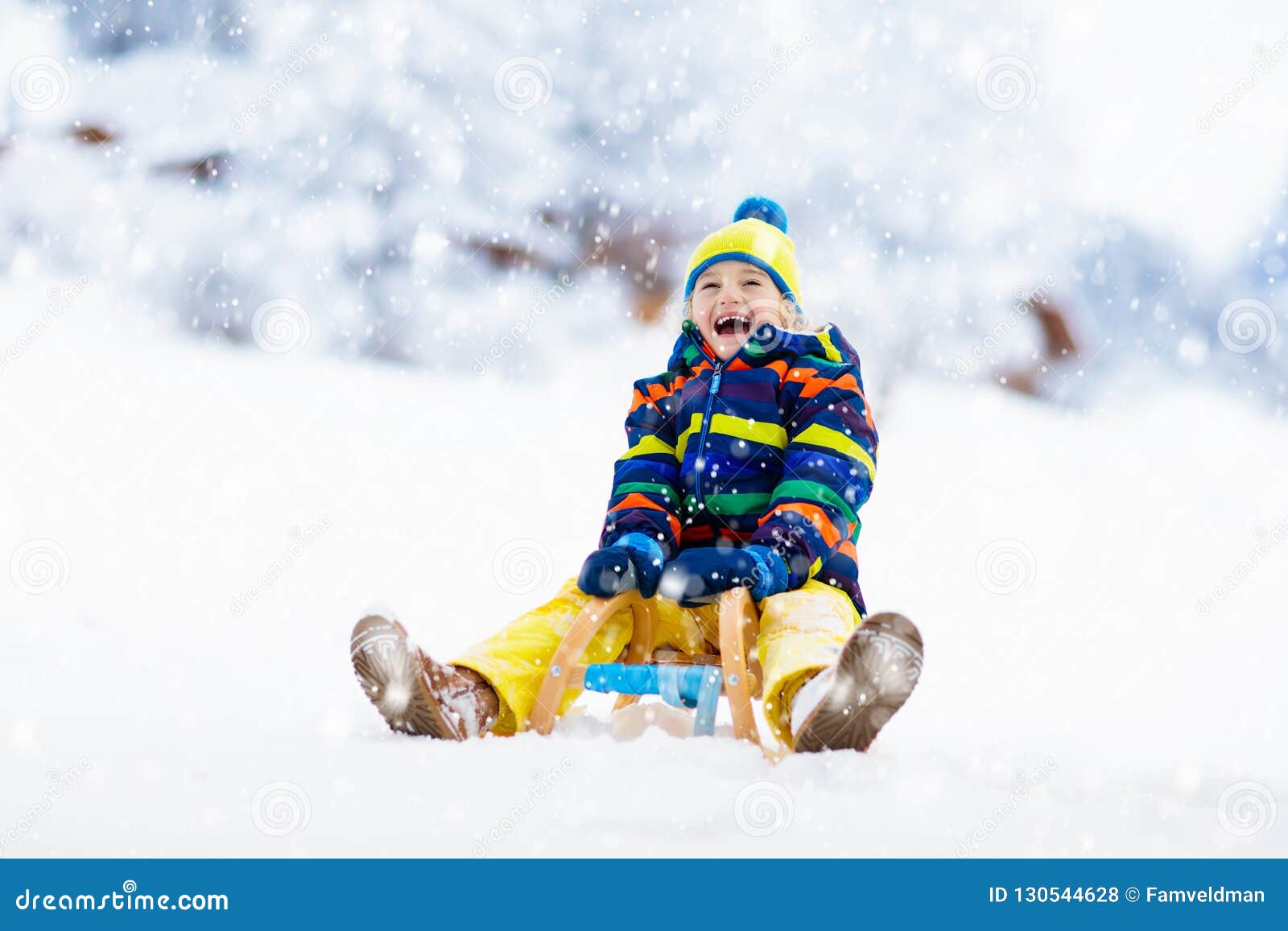 Junge Auf Schlittenfahrt Kinderrodeln Kind Auf Schlitten Stockfoto Bild Von Kind Kinderrodeln 130544628