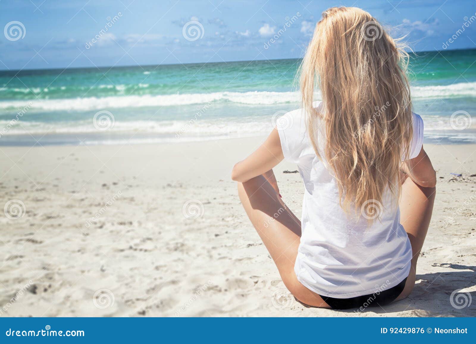 De blondine op het strand