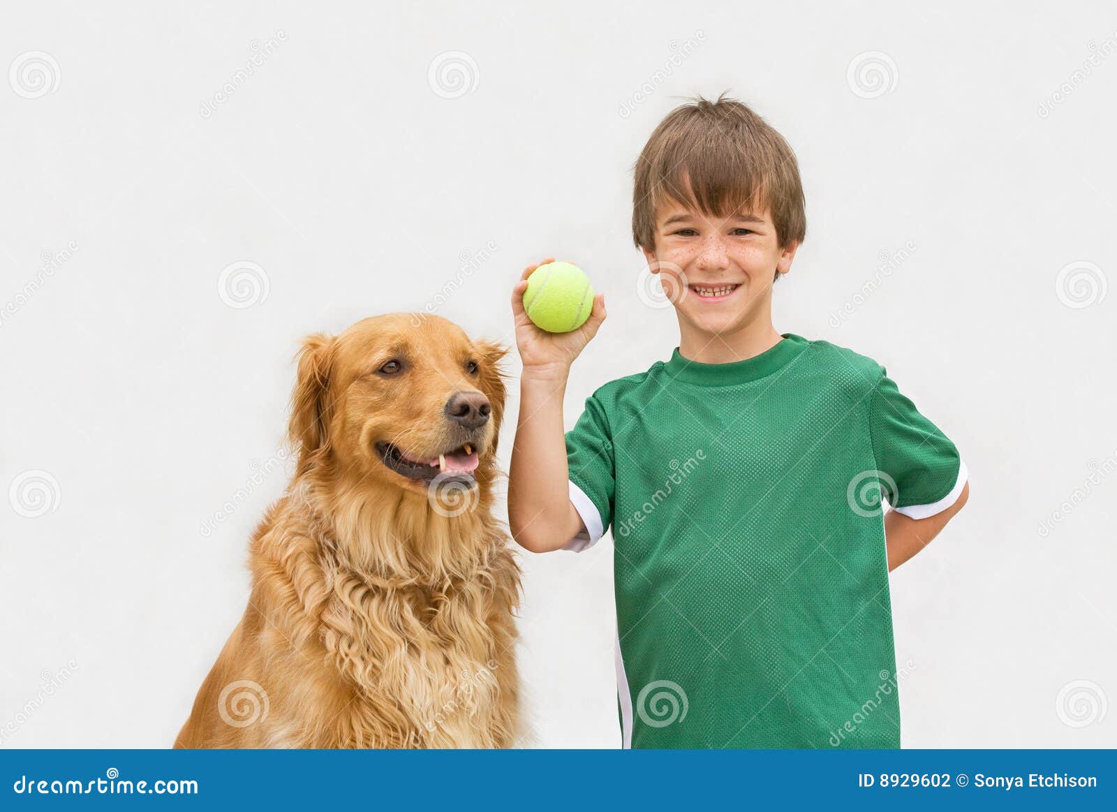 Junge, Der Fang Mit Hund Spielt Stockfoto Bild von fetch, männer 8929602