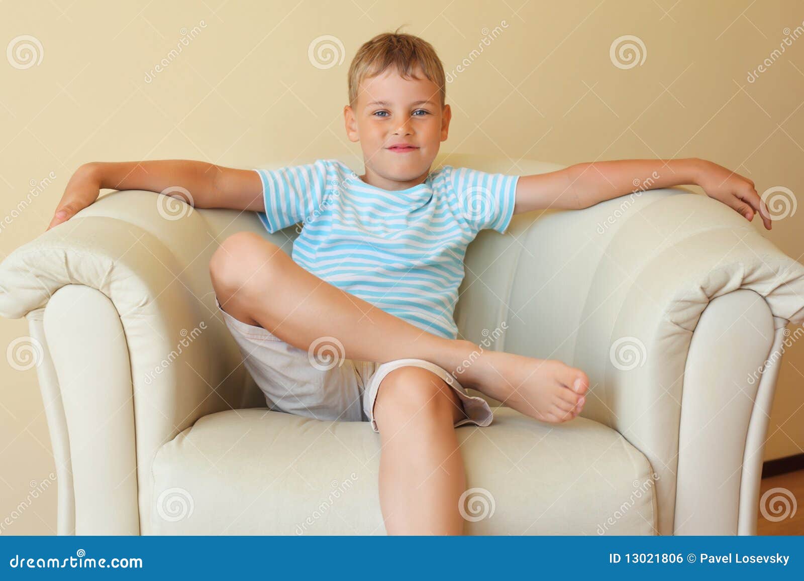 Junge, Der Frei Mit Ausgezeichnetem Sessel Sitzt Stockfoto ...