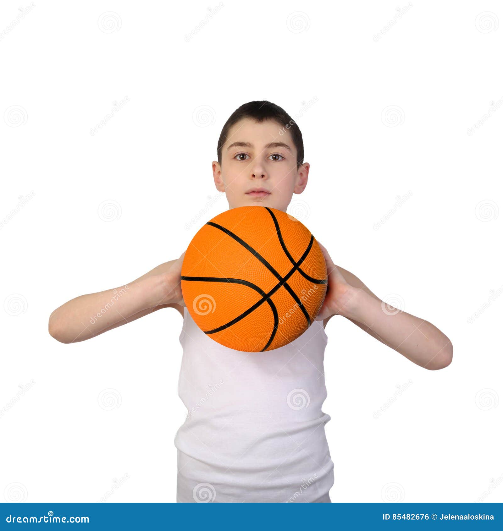 Junge, Der Geht, Einen Basketballball Zu Werfen Stockfoto Bild von