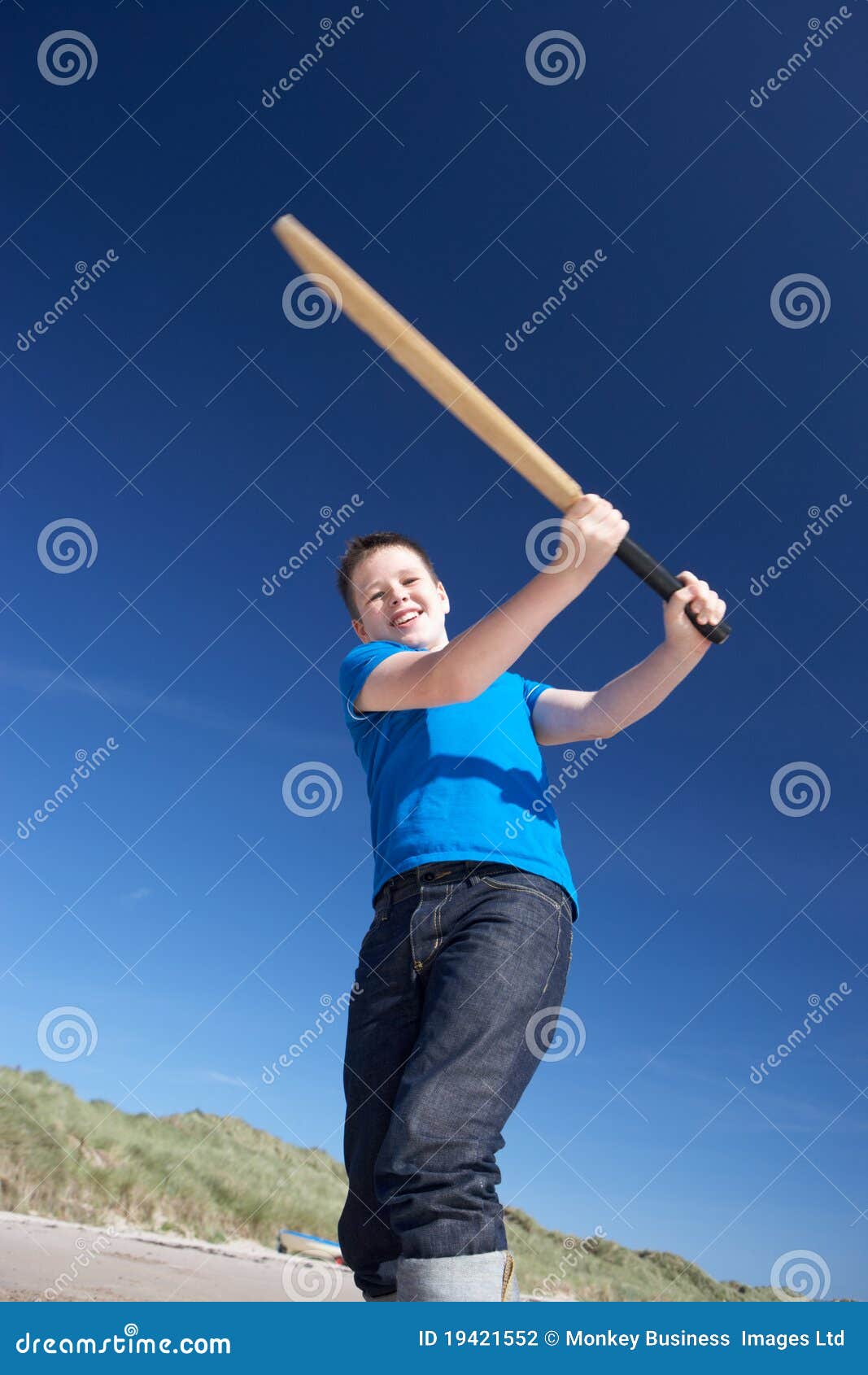 Junge, Der Kricket Auf Strand Spielt Stockfoto Bild von jahr, person 19421552