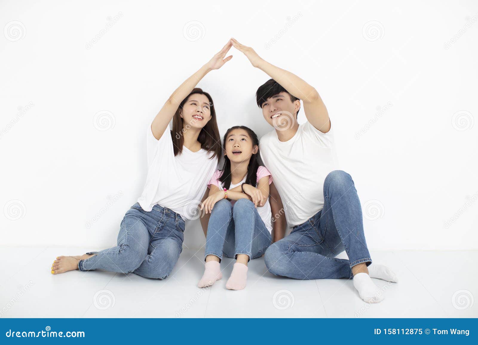 Junge Familie Sitzt Auf Dem Boden Mit Dem Konzept Des ...