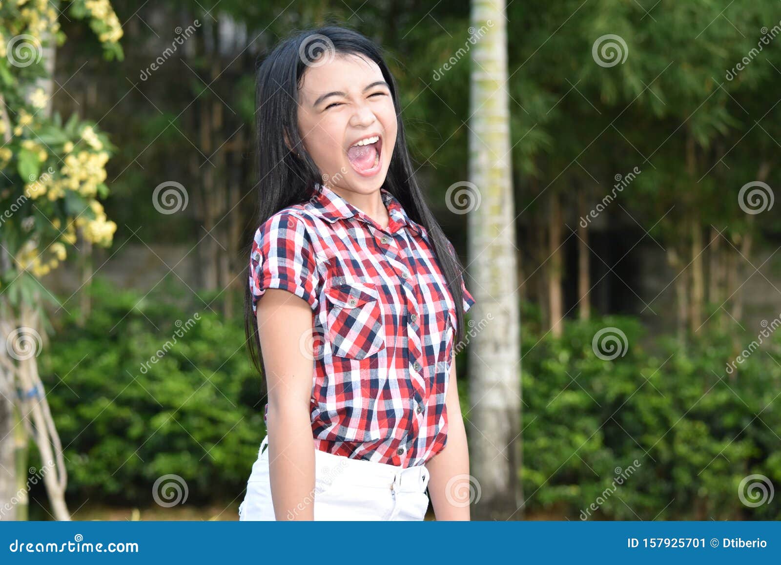 Junge Filipina Frau Und Lachen Stockbild Bild Von Stimmung Asiatisch
