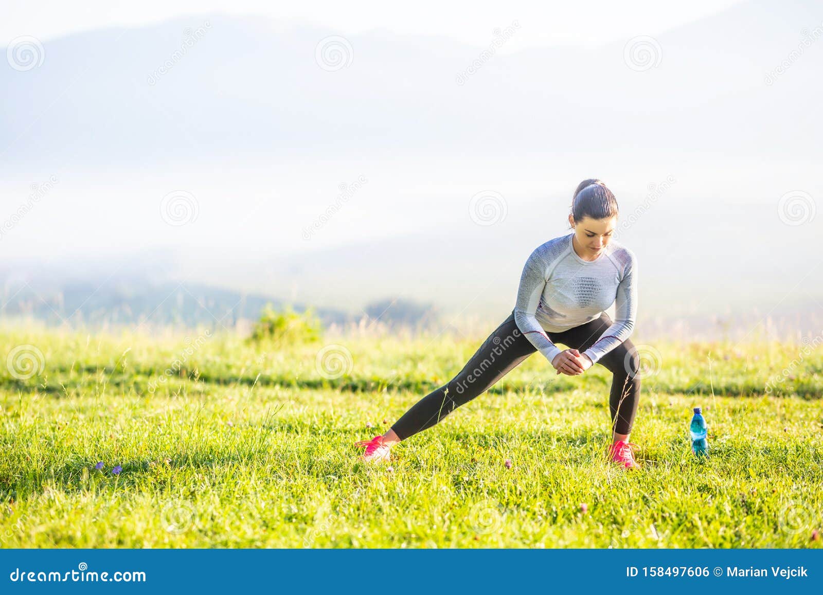 Junge Fitness Frau Laufer Stretching Beine Vor Laufen In Der Herbstnatur Stockfoto Bild Von Frau Beine