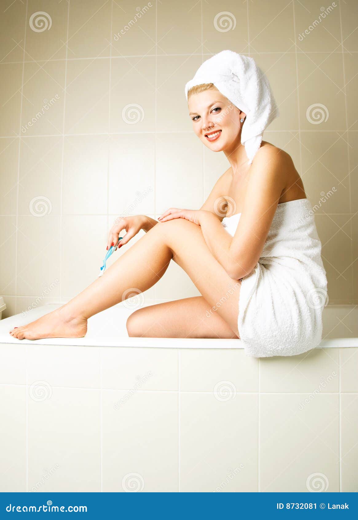 Женщина после ванной. Девушка завернутая в полотенце. Женские ноги в полотенце. Девушка в полотенце ножки. Девушка завернутая в полотенце ноги.