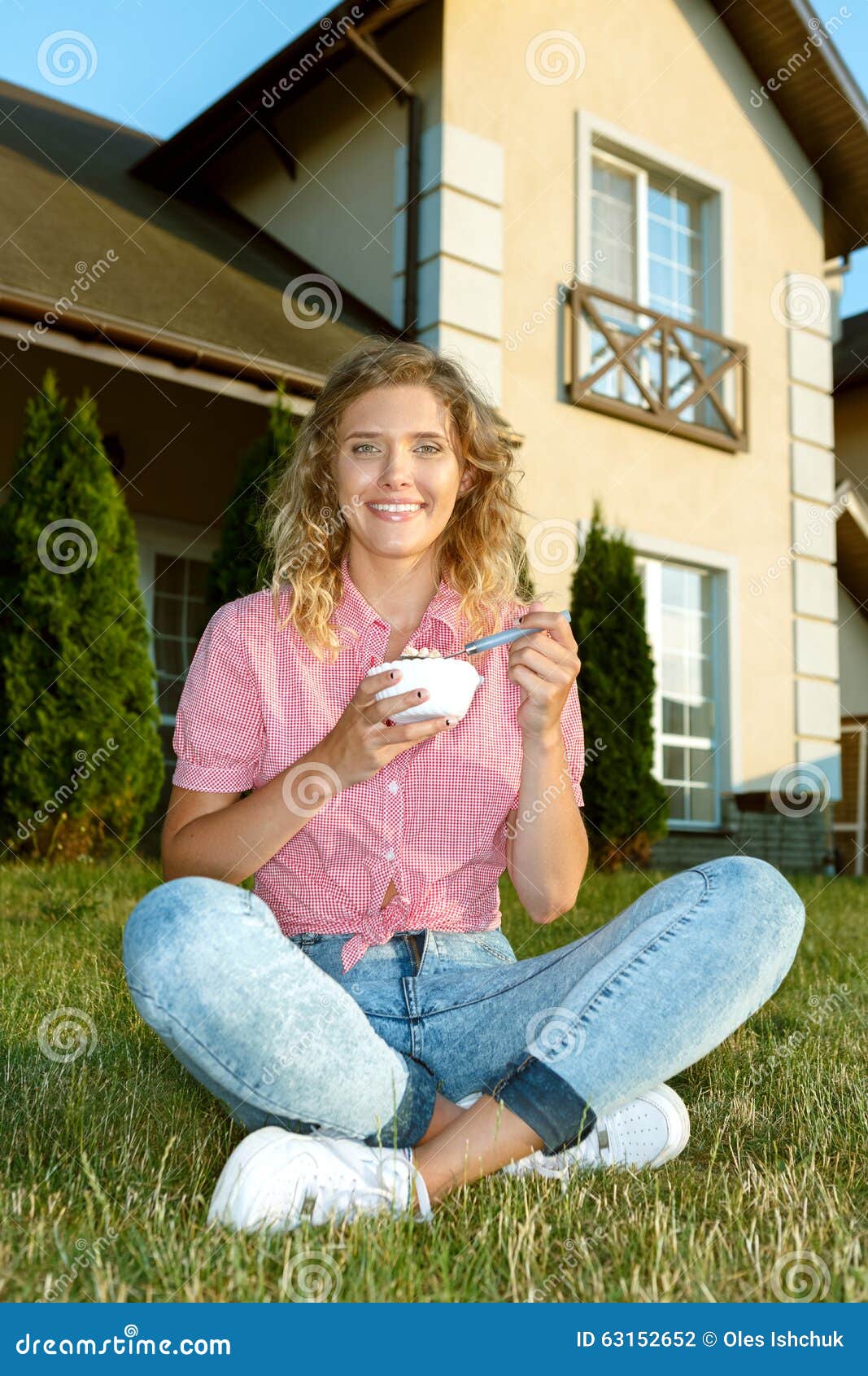 Junge Frau, Die Getreide Isst Stockfoto Bild von gesundheit