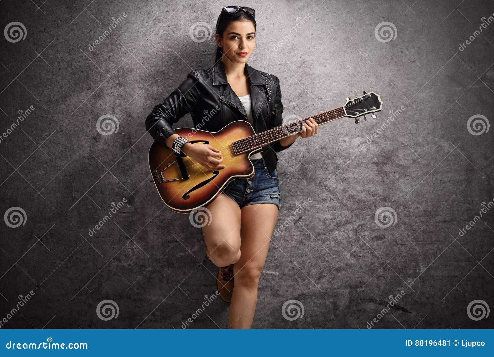 Junge Frau Die Gitarre Spielt Und Auf Einer Rostigen Grauen Wand Sich Lehnt Stockbild Bild Von Grauen Junge
